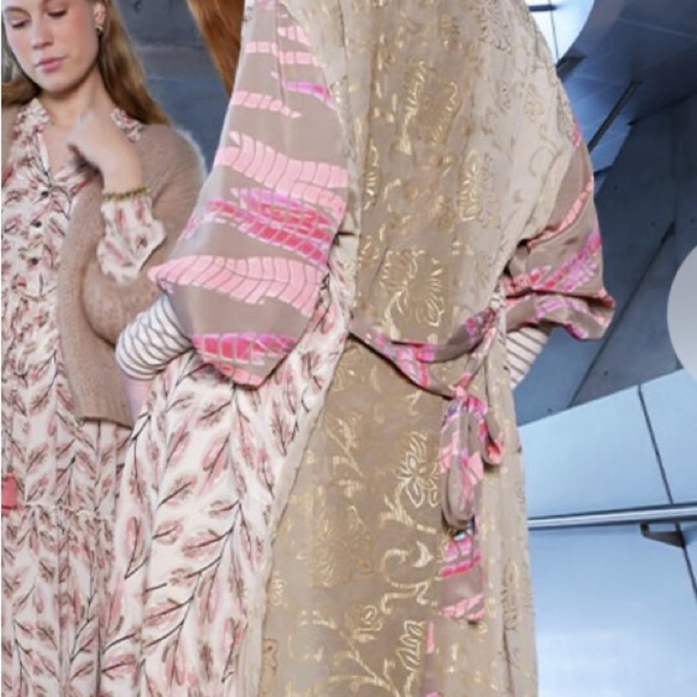 Elegant Leaf Patterned Robe in Pink and Brown